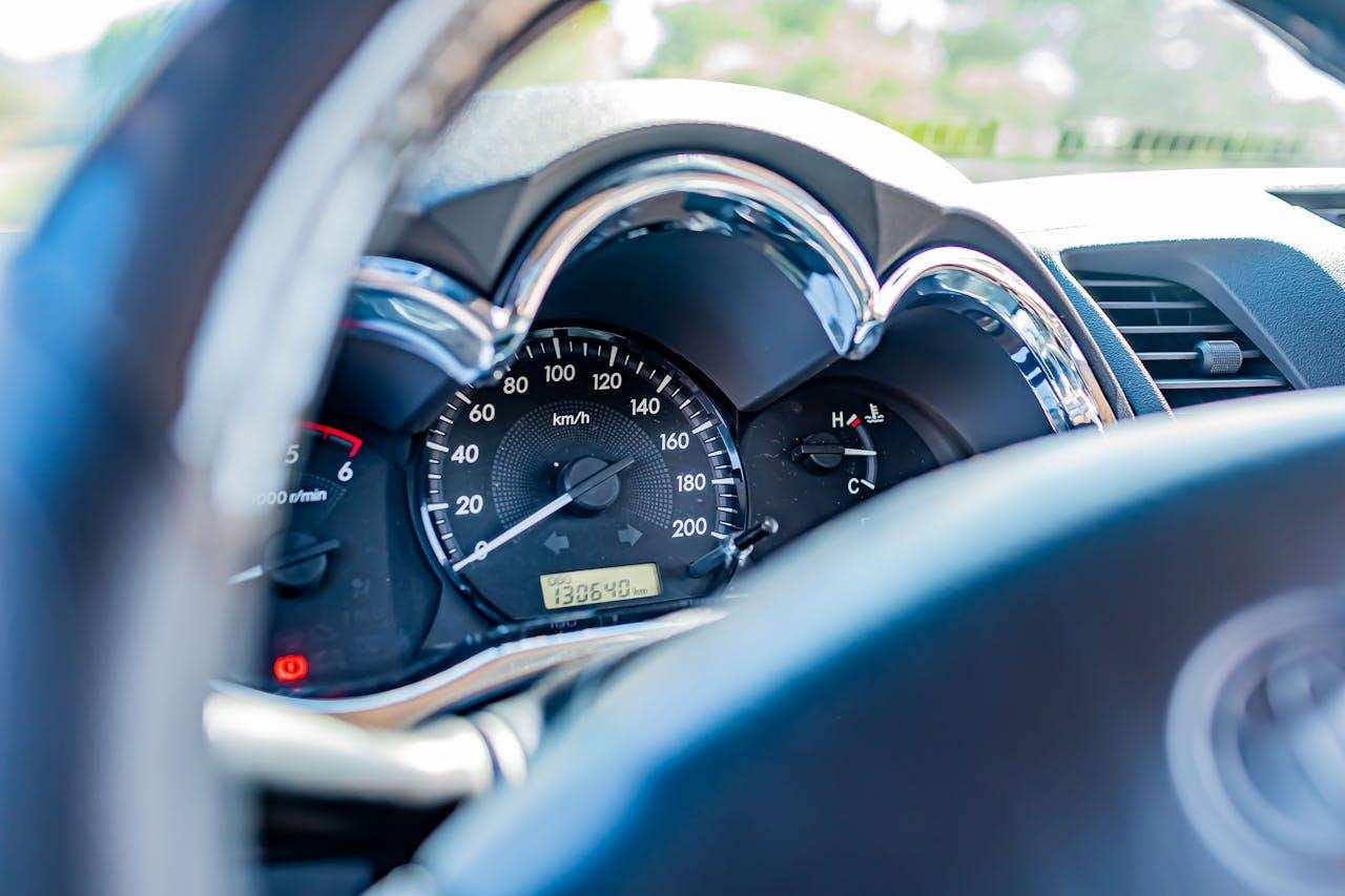 Objawy niskiej kompresji w silniku – co powinno Cię zaniepokoić?